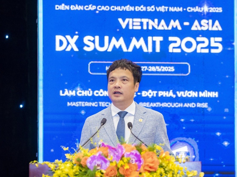 Nguyen Van Khoa, presidente de VINASA, pronuncia el discurso inaugural de la cumbre. (Foto: VGP)