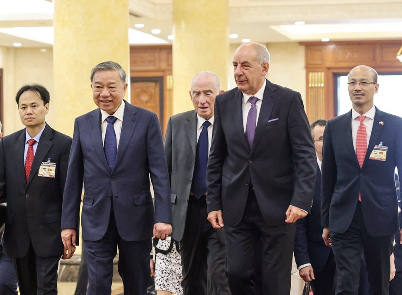 El secretario general del Partido Comunista de Vietnam, To Lam, recibe al presidente húngaro, Sulyok Tamás. (Foto: Nhan Dan)