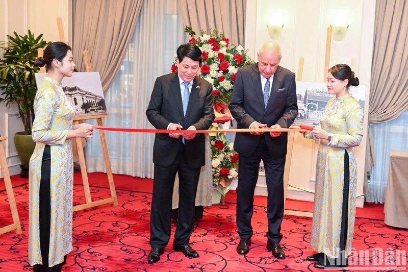 Los presidentes de Vietnam y Hungría inauguran la exposición (Foto: Nhan Dan)