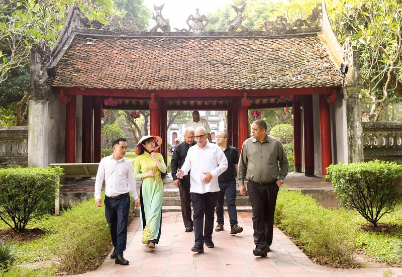 El secretario de la Asamblea Nacional del Poder Popular y del Consejo de Estado de Cuba, Homero Acosta Álvarez, y su comitiva visitan el Templo de la Literatura. (Fotografía: quochoi.vn)