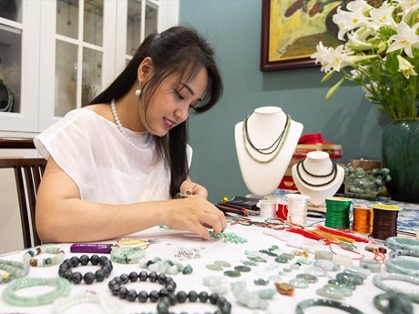 Para obtener productos preciosos, Hong Trang tiene que conectarse con muchos coleccionistas y artesanos del extranjero. (Foto: Revista Ilustrada Vietnam)
