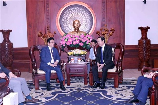 Nguyen Van Nen, secretario del Comité del Partido Comunista de Vietnam en Ciudad Ho Chi Minh y Lee Cheol Woo, gobernante de la provincia surcoreana de Gyeongsangbuk-do (Foto: VNA)