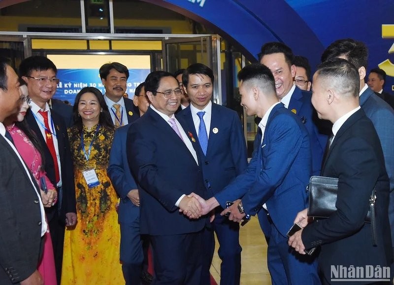 El primer ministro Pham Minh Chinh y los delegados en el evento. 