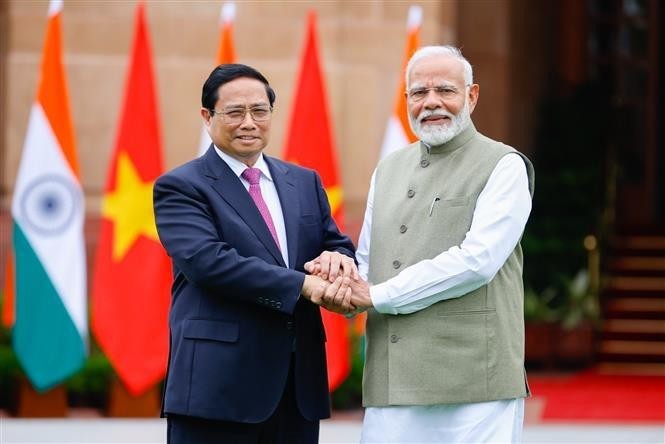 El primer ministro vietnamita, Pham Minh Chinh (izquierda), y su homólogo indio, Narendra Modi. (Foto: VNA)