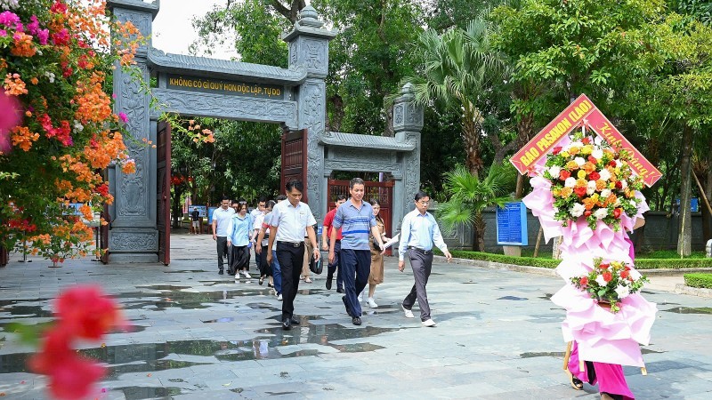 El grupo de trabajo del periódico Pasaxon visita la reliquia especial Kim Lien, en el distrito de Nam Dan, en Nghe An. 