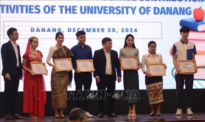 La Universidad de Danang entrega reconocimientos a estudiantes internacionales con mejores resultados académicos. (Foto: VNA)