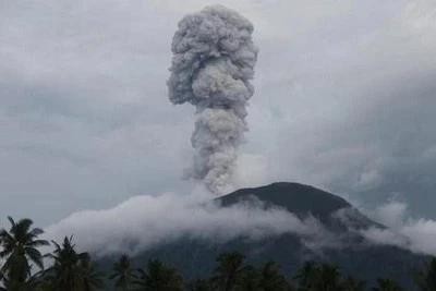 El monte Ibu entra en erupción. (Foto: VNA)