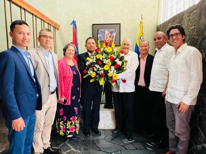 El embajador Vu Trung My extende sus felicitaciones al Partido, el Estado, el Gobierno y el pueblo de Cuba por el 66 Aniversario del triunfo de la Revolución cubana. (Foto: VNA)