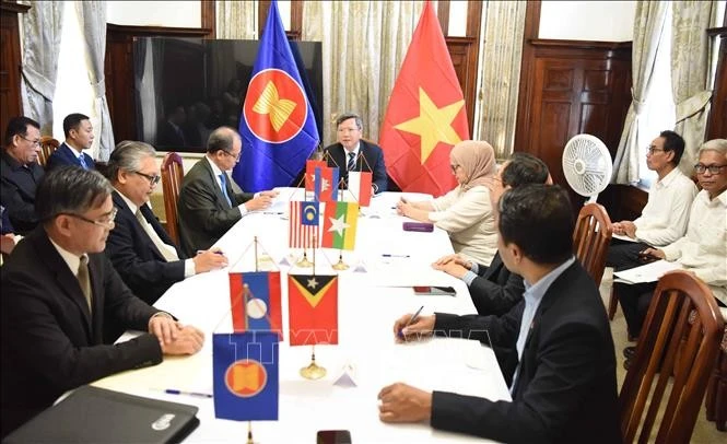 Embajadores de Camboya, Laos, Indonesia, Myanmar y Malasia en Cuba elogiaron hoy el papel de Vietnam como presidente rotatorio del Comité de la Asean en La Habana para el segundo semestre de 2024. (Foto: VNA)