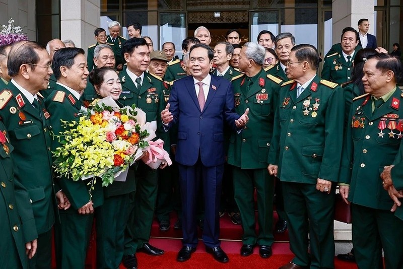 El presidente de la Asamblea Nacional de Vietnam, Tran Thanh Man, y los delegados del Regimiento 271. (Foto: VNA)