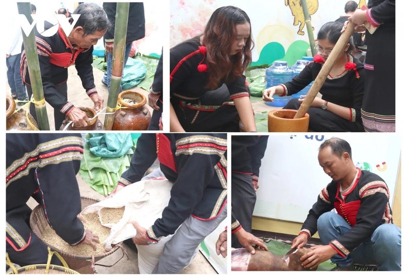 Todas las personas, sin importar edad ni sexo, se unen a los esfuerzos para preparar objetos de culto, cocinar y atar tinajas de aguardiente. (Foto: VNA)