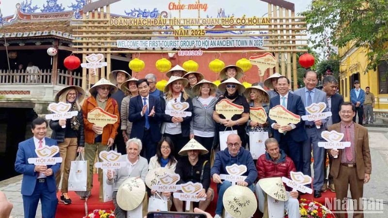 Quang Nam da la bienvenida al primer grupo de turistas que visitan la ciudad antigua de Hoi An.