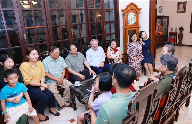 El primer ministro de Vietnam, Pham Minh Chinh, visita la familia del expresidente del Consejo de Ministros Pham Hung. (Foto: VNA)