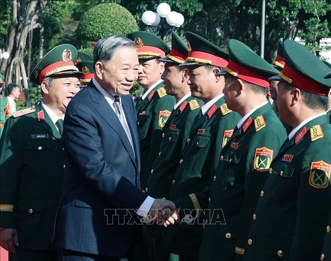 El secretario general del Partido Comunista de Vietnam, To Lam, saluda a los oficiales del 34º cuerpo de ejército. (Foto: VNA)