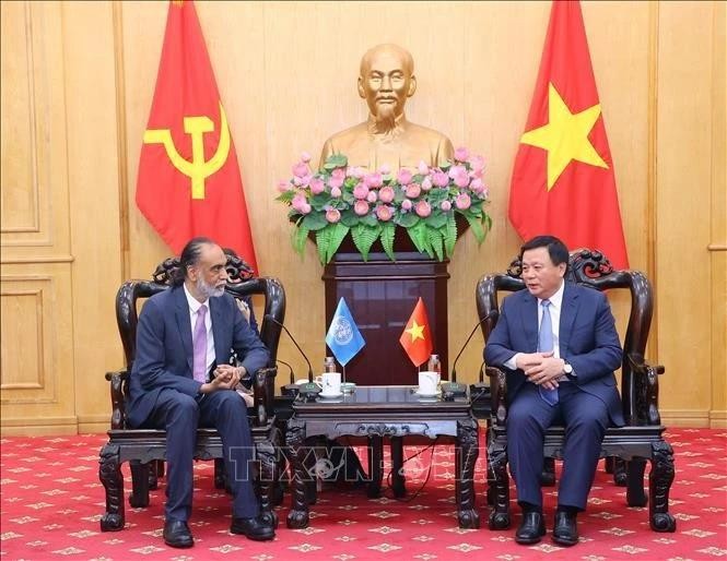 Nguyen Xuan Thang, presidente de la Academia Nacional de Política Ho Chi Minhy el subsecretario general de la Organización de las Naciones Unidas para tecnologías digitales y emergentes y enviado del Secretario General de la ONU sobre tecnología, Amandeep Singh Gill. (Foto: VNA)