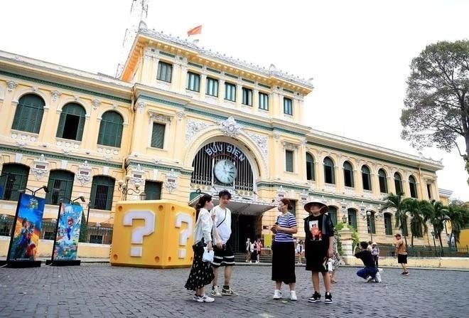 La oficina de correos de Ciudad Ho Chi Minh es una famosa atracción turística que atrae a multitud de visitantes. (Foto: VNA)