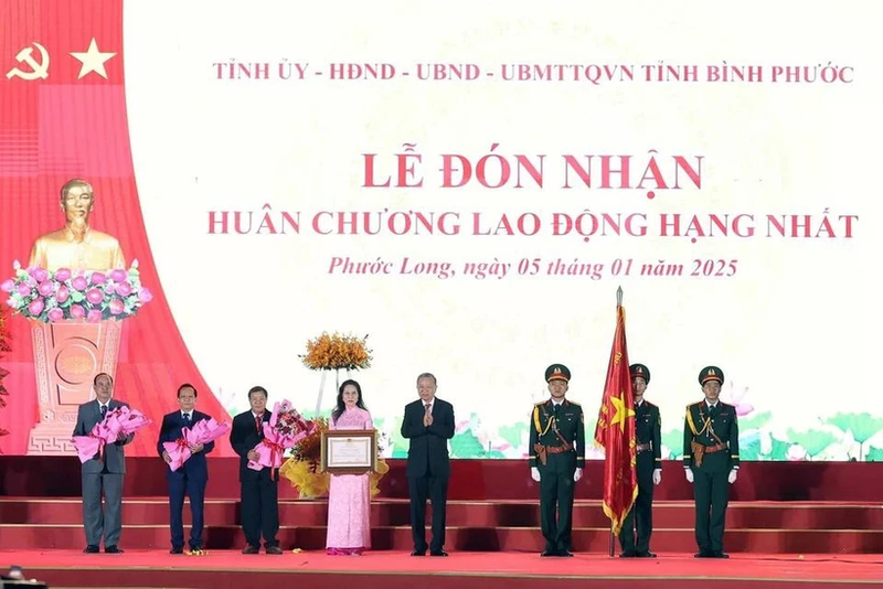 El secretario general del Partido Comunista de Vietnam, To Lam, otorgó la Orden de Trabajo de primera clase al Comité partidista provincial, las autoridades y el pueblo de Binh Phuoc. (Foto: VNA)