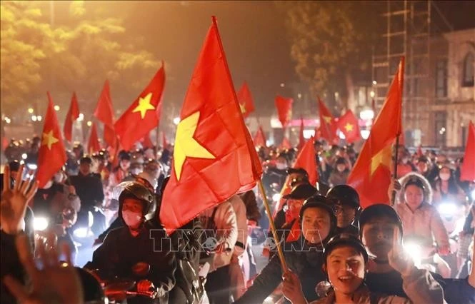 Millones de hinchas vietnamitas en todo el país salieron a las calles con banderas, bocinas y tambores para celebrar el título del Campeonato de Fútbol de la Asean 2024. (Foto: VNA)