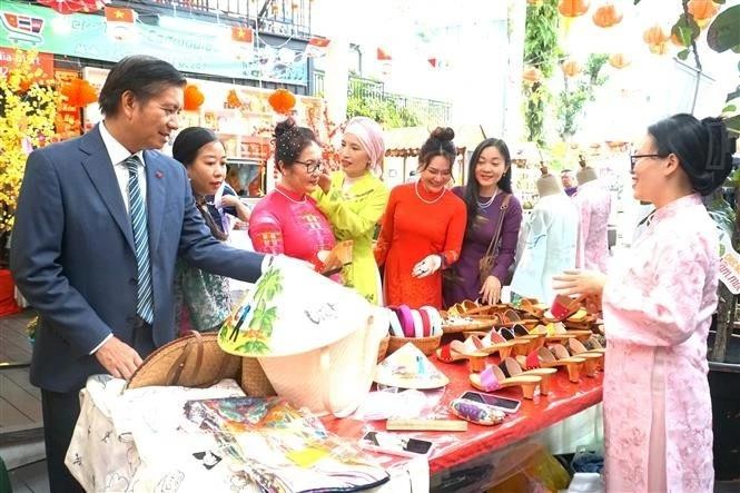 La Embajada de Vietnam en Malasia celebra el Festival del Tet 2025 en Bukit Bintang, Kuala Lumpur. (Foto: VNA)