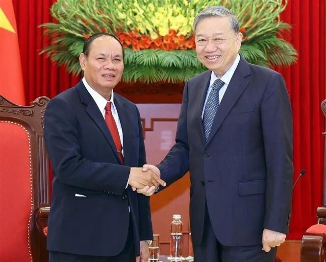 El secretario general del Partido Comunista de Vietnam, To Lam, (derecha) y el viceprimer ministro y titular de Seguridad Pública de Laos, Vilay Lakhamphong. (Foto: VNA)