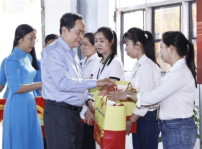 El presidente de la Asamblea Nacional de Vietnam, Tran Thanh Man, entregó regalos a los trabajadores desfavorecidos en Hau Giang. (Foto: VNA)