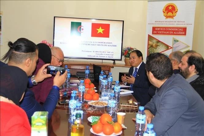 El consejero comercial Hoang Duc Nhuan y los delegados en la reunión. (Foto: VNA)