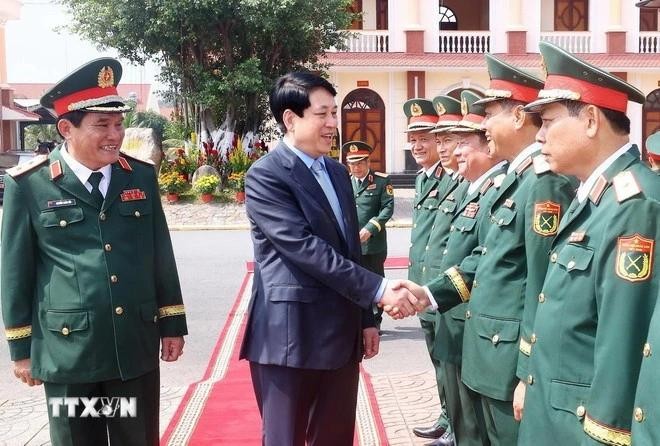 El presidente Luong Cuong y los soldados y oficiales de la Región Militar 9. (Foto: VNA)