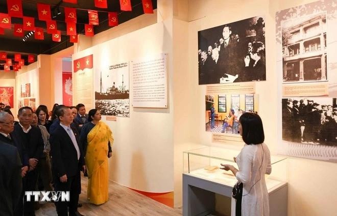 La exposición temática "El Partido Comunista de Vietnam - Hitos históricos", se inauguró hoy en Hanói, con motivo del 95 aniversario de la fundación de la organización política. (Foto: VNA)