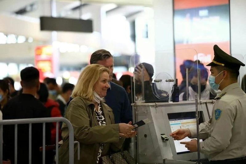 El personal de seguridad de la aviación verifica la información de los pasajeros antes de ingresar al punto de control de seguridad. (Foto: VNA)