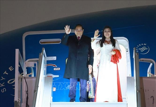 El primer ministro Pham Minh Chinh y su esposa llegan al aeropuerto Frederic Chopin de Varsovia. (Foto: VNA)