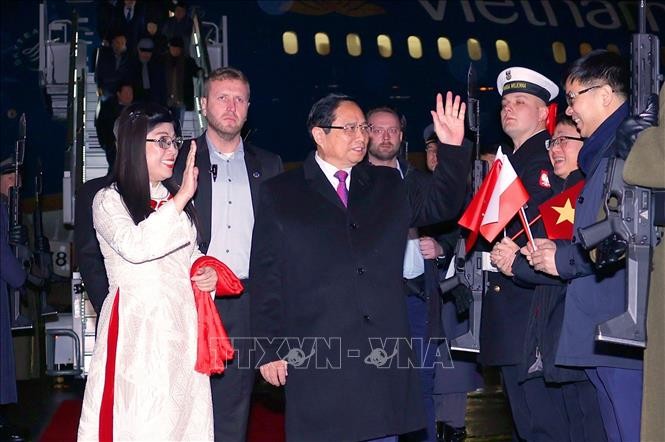 El primer ministro Pham Minh Chinh y su esposa llegan a Varsovia. (Foto: VNA)