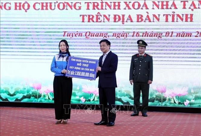 La Unión de Jóvenes Comunistas Ho Chi Minh en la provincia de Tuyen Quang entrega donación al programa. (Foto: VNA)