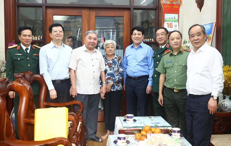 El presidente de Vietnam, Luong Cuon (cuarto desde derecha) , visita a los veteranos revolucionarios en la ciudad de Long Xuyen, provincia de An Giang. (Foto: VNA)