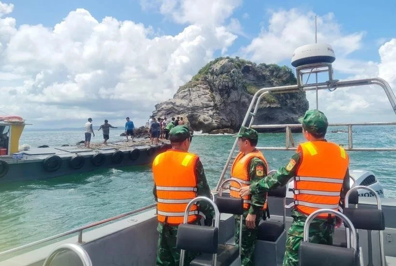 La guardia fronteriza de Quang Ninh durante un rescate. (Foto: VNA)