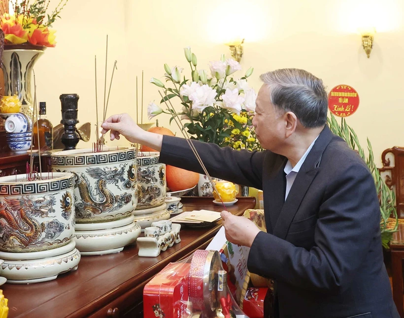 El secretario general del Partido Comunista de Vietnam (PVC), To Lam, rinde homenaje a los difuntos secretarios generales del Partido. (Foto: VNA)