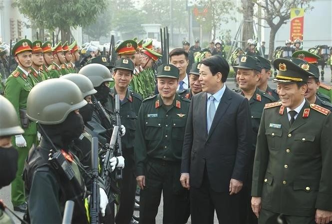 El presidente de Vietnam, Luong Cuong, visita y felicita a los oficiales y soldados del Comando de la Policía Móvil con motivo del Tet. (Foto: VNA) 