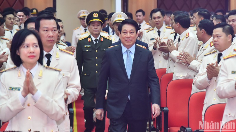 El presidente Luong Cuong pasa revista a la guardia de honor en la ceremonia.