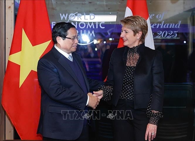 El primer ministro de Vietnam, Pham Minh Chinh, sostiene una conversación con la presidente de Suiza, Karin Keller-Sutter, en el marco de la Reunión 55 del Foro Económico Mundial (FEM) en Davos. (Foto: VNA)