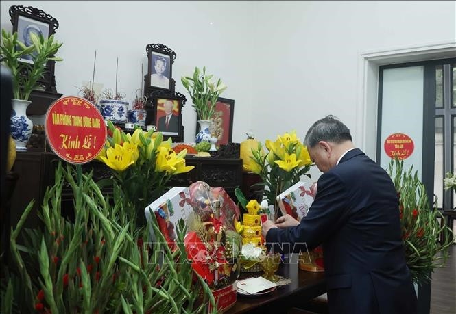 El secretario general del PCV, To Lam, ofrece inciensos para rendir homenaje al extinto líder partidista, Nguyen Phu Trong. (Foto: VNA)