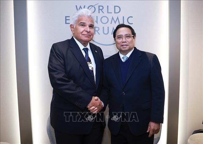 El primer ministro de Vietnam, Pham Minh Chinh (derecha), sostiene un encuentro con el presidente de Panamá, José Raúl Mulino Quintero. (Foto: VNA)