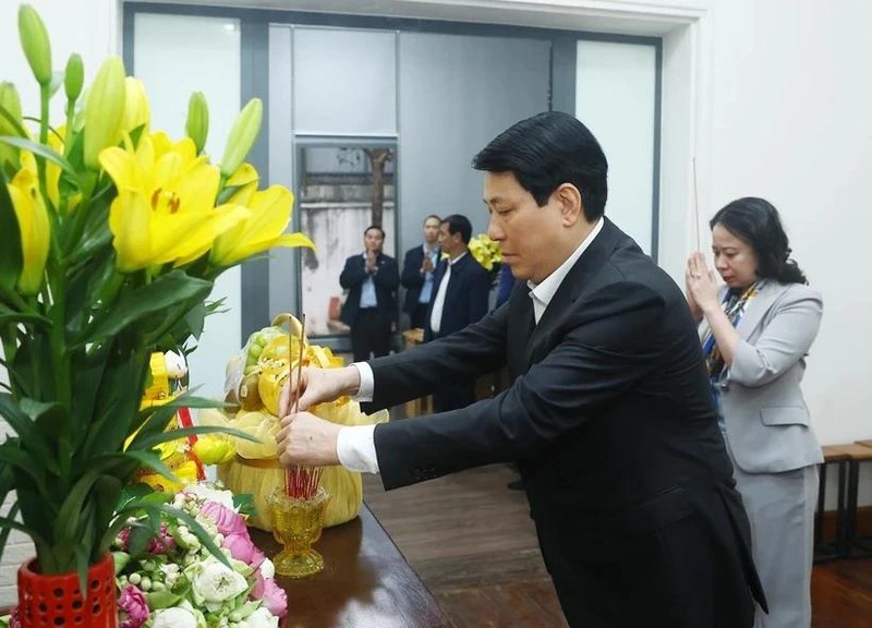 El presidente Luong Cuong y la vicepresidenta Vo Thi Anh Xuan ofrecen incienso en conmemoración del difunto secretario general del Partido Comunista, Nguyen Phu Trong. (Foto: VNA)