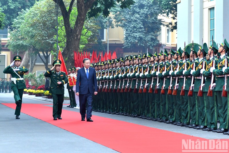 El secretario general del PCV, To Lam, visita al Comando de Guardia Fronteriza. 