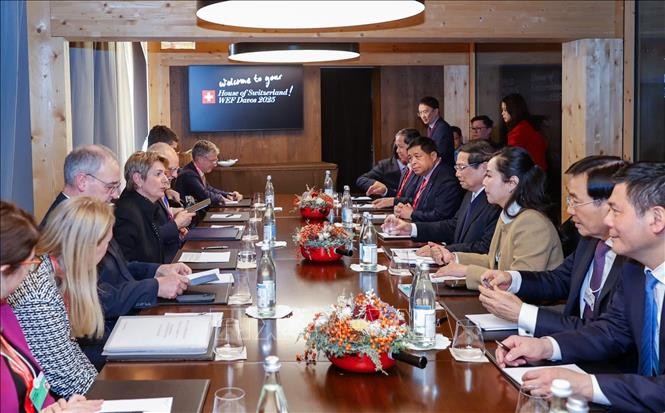 Reunión entre el primer ministro de Vietnam, Pham Minh Chinh, y la presidenta de Suiza, Karin Keller-Sutter, en Davos. (Foto: VNA)