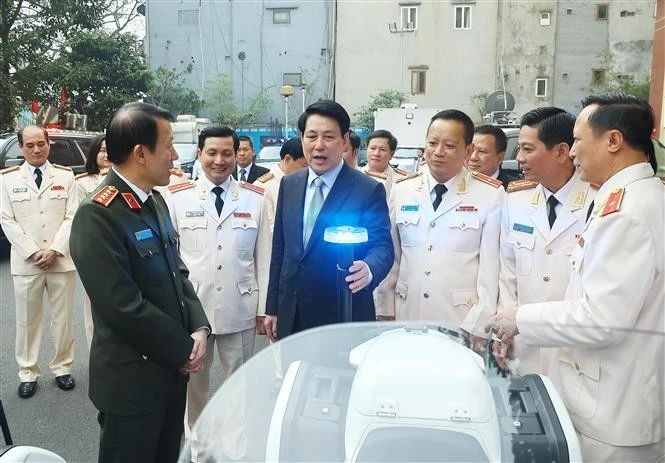 El presidente de Vietnam, Luong Cuong, revisa los equipos del Comando de Guardia del Ministerio de Seguridad Pública. (Foto: VNA)