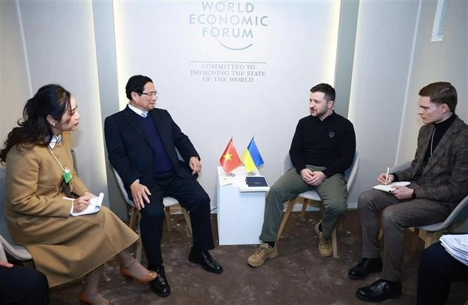 El primer ministro vietnamita, Pham Minh Chinh, se reunió con el presidente ucraniano, Volodymyr Zelensky, en Davos el 21 de enero. (Foto: VNA)