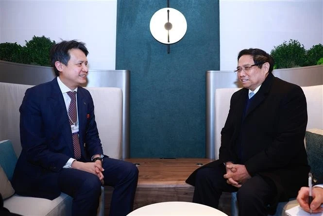 El primer ministro de Vietnam, Pham Minh Chinh (derecha), recibe al director general de la Organización Mundial de la Propiedad Intelectual (OMPI), Daren Tang, en Davos, Suiza. (Foto: VNA)