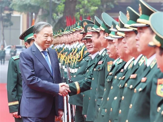 El secretario general del Partido Comunista de Vietnam (PCV), To Lam, visita el Comando de la Guardia Fronteriza. (Foto: VNA)