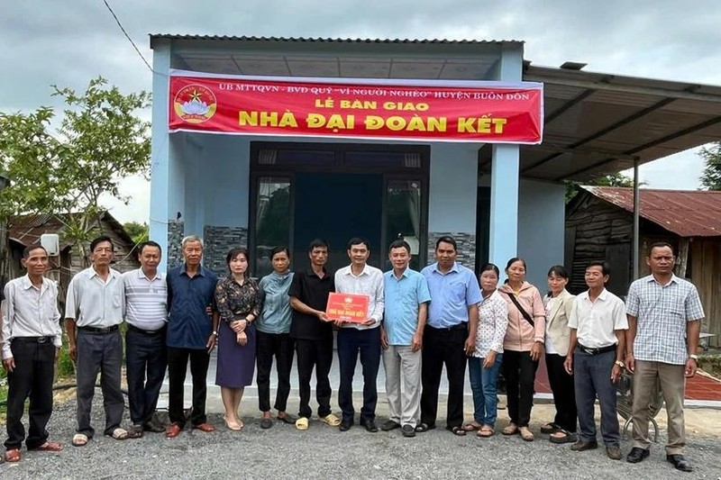 La entrega de casas solidarias a los hogares pobres del distrito de Buon Don, provincia de Dak Lak. (Foto: VNA)