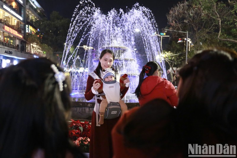 Los capitalinos acuden al área del lago Hoan Kiem para saludar al Año Lunar de la Serpiente 2025.