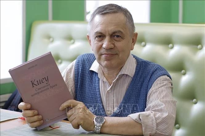 El investigador ruso Anatoly Sokolov con el libro "El cuento de Kieu" en traducción rusa, 2015. (Foto: Proporcionada por Anatoly Sokolov)